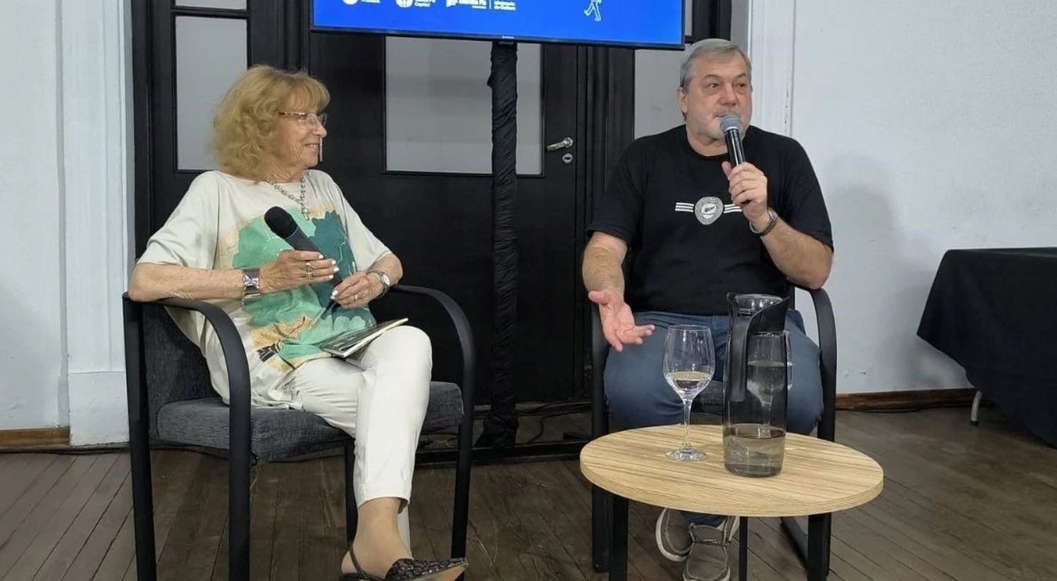 María Beatriz Bolsi junto a Néstor Fenoglio, de El Litoral, en la Estación Belgrano, durante la Feria del Libro de Santa Fe. Crédito: Gentileza.