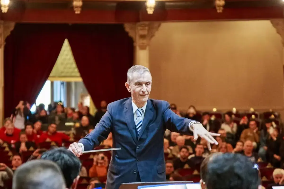 Nelson Castro dirigió una orquesta de chicos que interpretó la Marcha de San Lorenzo