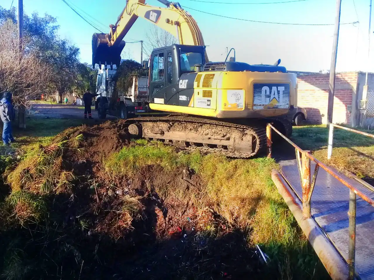 Se avanza -con personal y maquinaria propia de la empresa- sobre un tramo del Arroyo La Tapera.