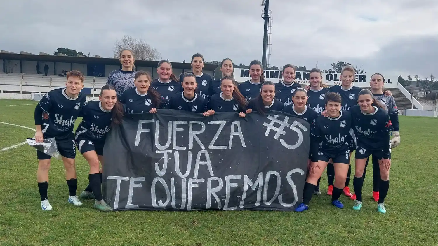 FOTO LAURA BERTUZZI Juventud Unida posó con afectuoso mensaje para Juana Sánchez, lesionada.