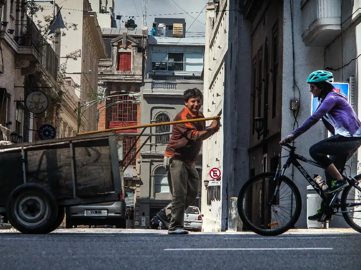 Una familia tipo necesita más de $76.000 para no caer en la pobreza