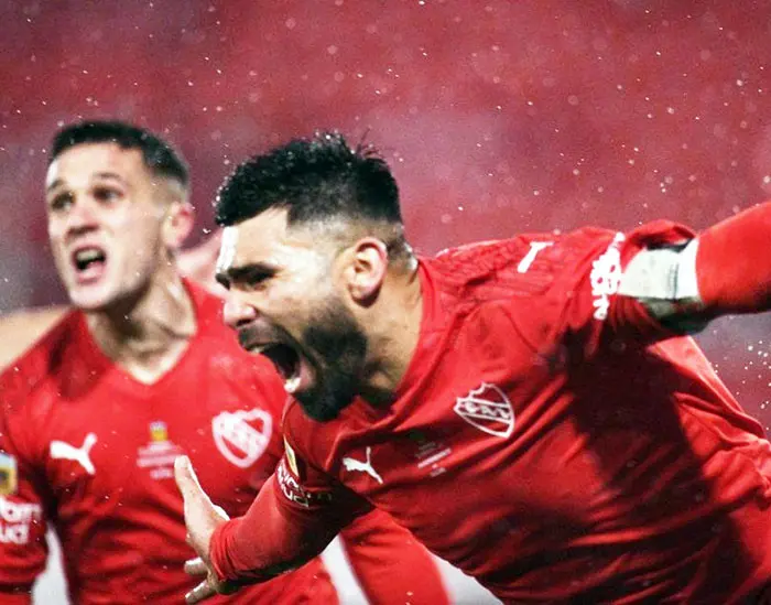 El «Rojo» ganó y es el único líder