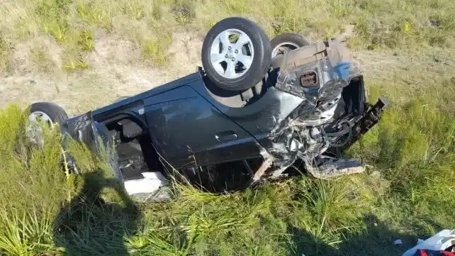Una familia despistó y volcó en Ruta Nacional 14