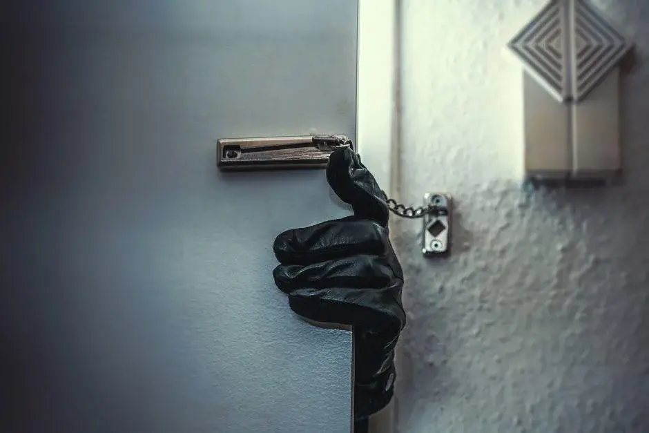 Investigan un presunto robo bajo la modalidad de "boqueteros" en una importante inmobiliaria