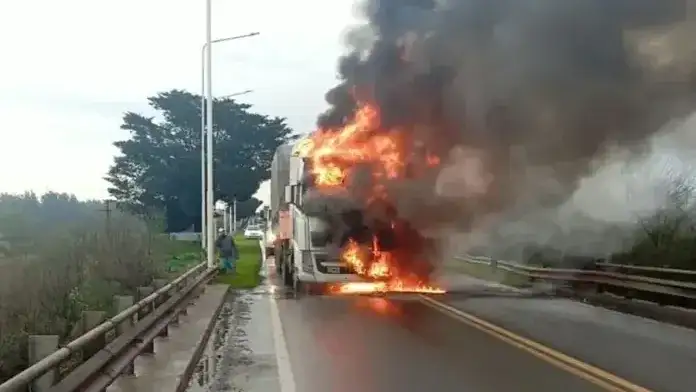 Se liberó la ruta 12 tras el incendio de un camión