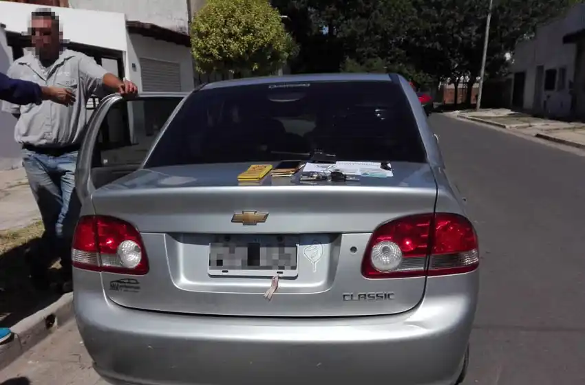 Manejaba un remís trucho, evadió un control y quiso atropellar a un agente de tránsito