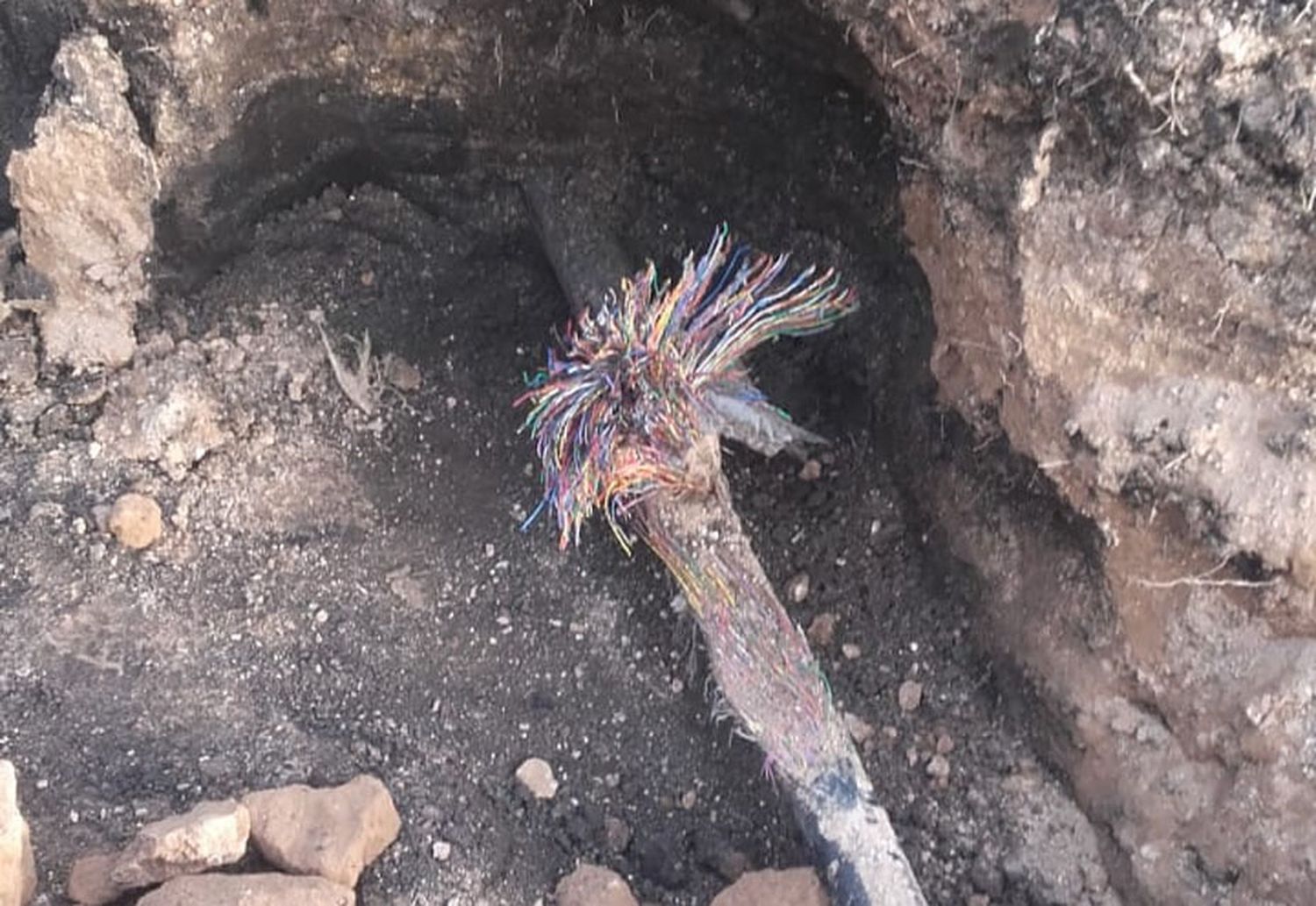 La empresa que realiza obras en Brasil y Fleming cortó los cables de telefonía