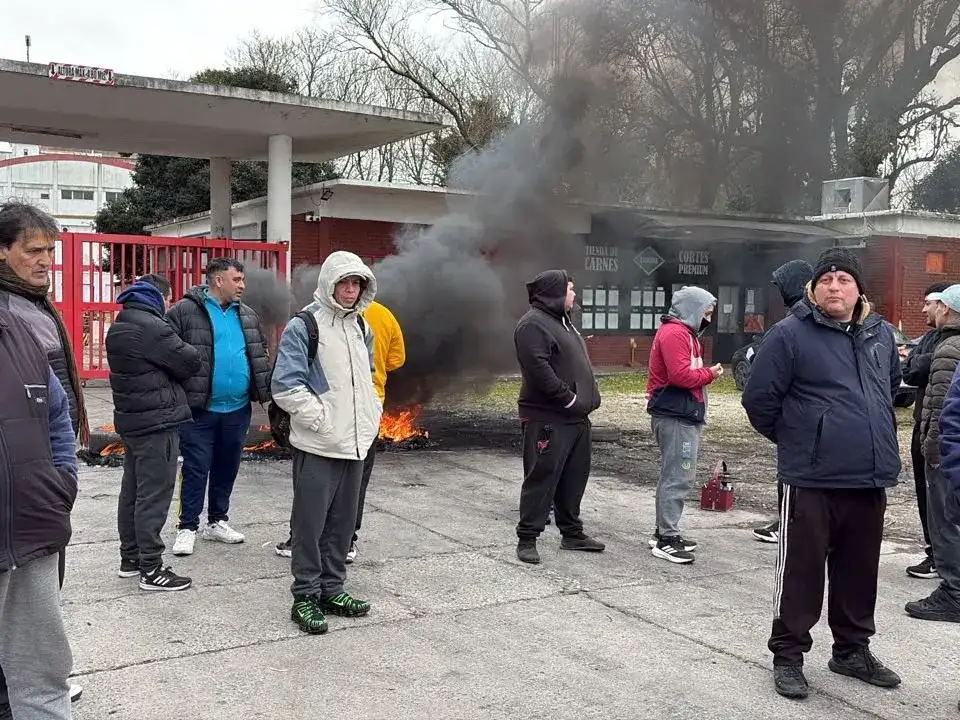Conflicto en el frigorífico Sadowa: denuncian despidos y deudas con los trabajadores