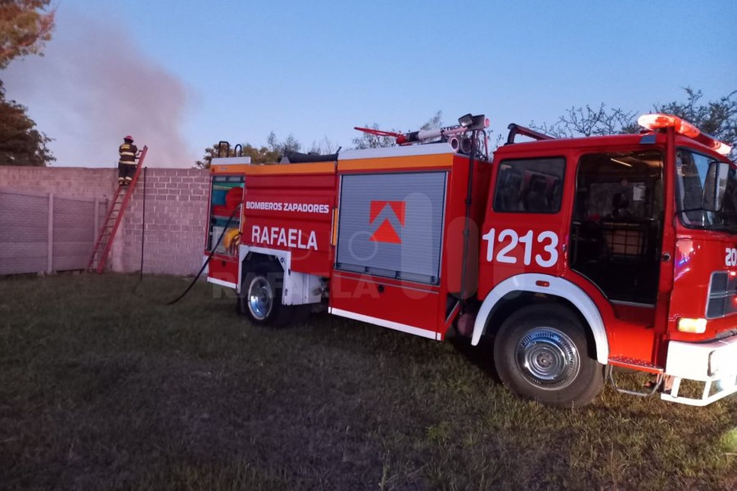 Fuego en calle General Paz: incendio en una vivienda moviliza a personal policial y bomberos