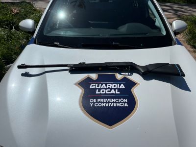 La Guardia Local intervino a dos jóvenes que cazaban con un rifle en la vía pública