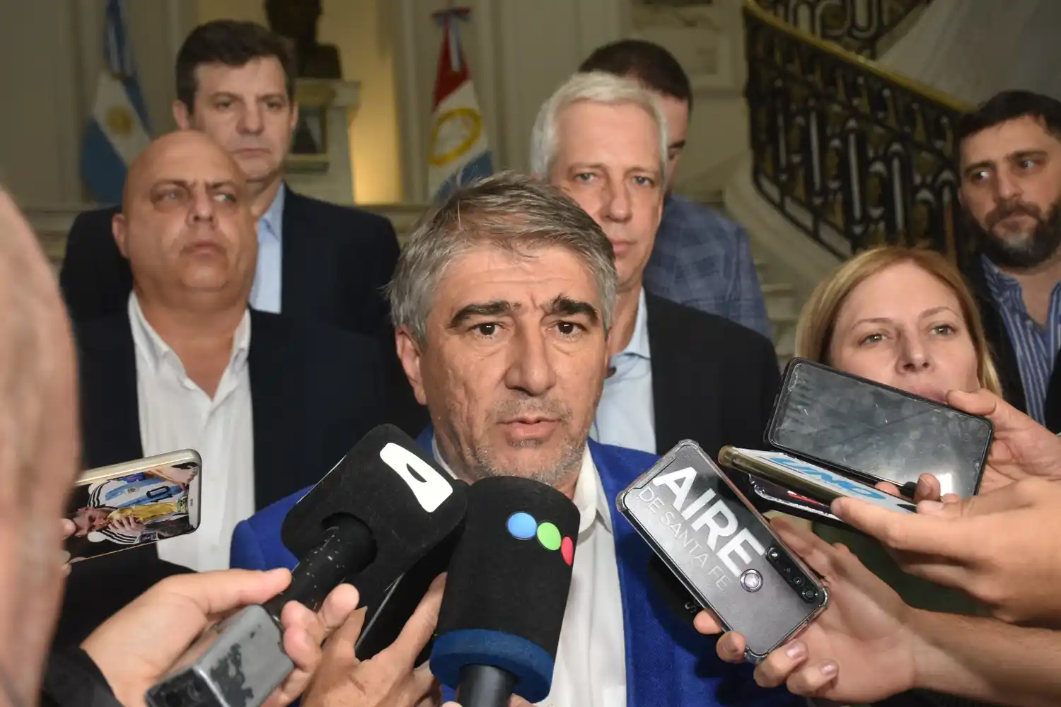 Bastia habló con el periodismo en la mañana de este viernes, acompañado por la vicegobernadora Gisela Scaglia y legisladores del oficialismo / Flavio Raina