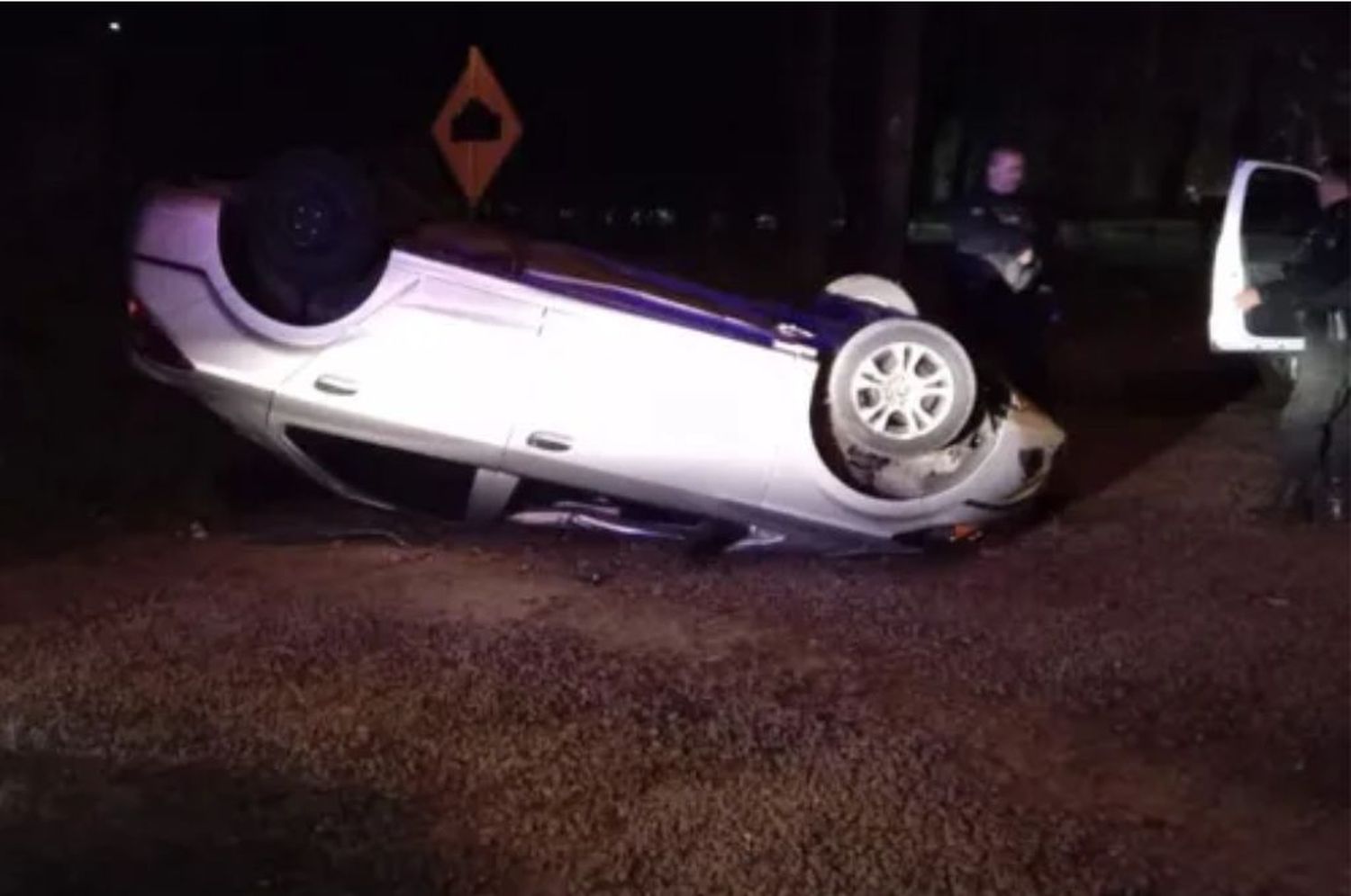 Granadero Baigorria: automovilista volcó su coche al huir de un control policial