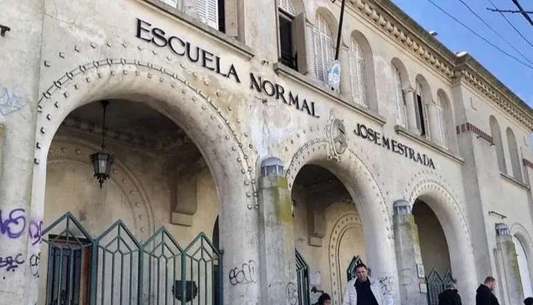 La trabajadora recibió un golpe en el rostro mientras intervenía.