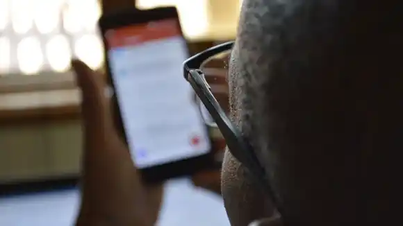 Denunciaron a un docente de 67 por acosar a una alumna de 13 años por mensaje