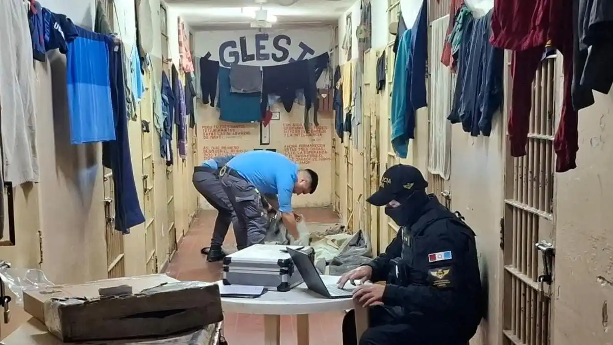 El operativo dentro del penal local.