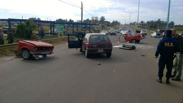 Impactante choque: un auto partió al medio a una camioneta