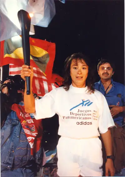 Nora Vega el día del encendido del pebetero portando la antorcha.