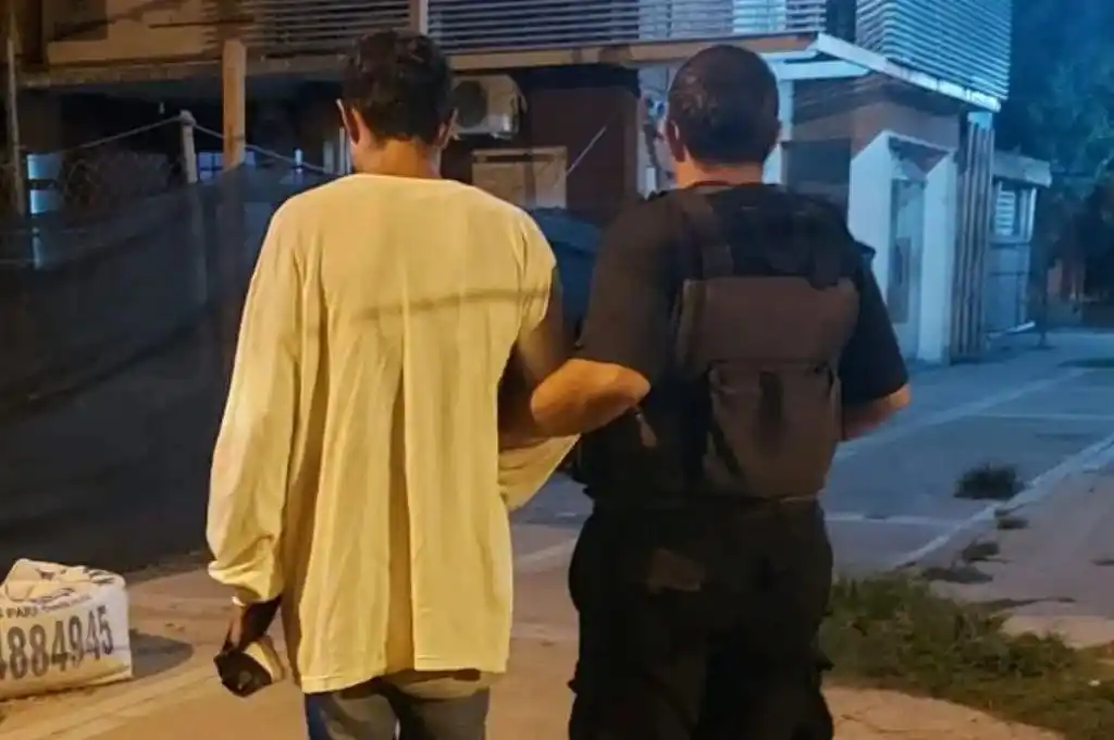 Drama en el Puente Carretero: quiso suicidarse arrojándose a las aguas del río Salado y policías le salvaron la vida