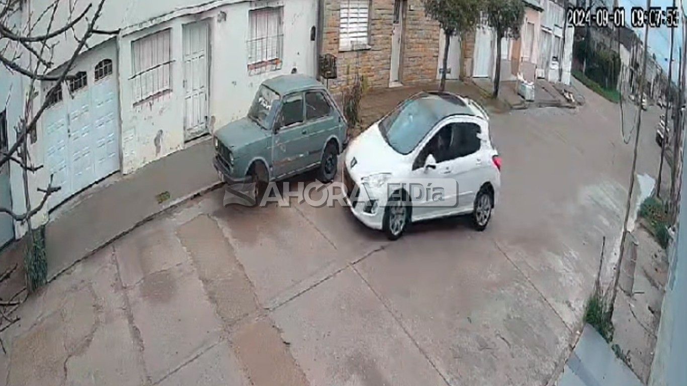 Una cámara de seguridad captó el momento en que el auto se dio a la fuga, luego de arrastrar al agente de tránsito