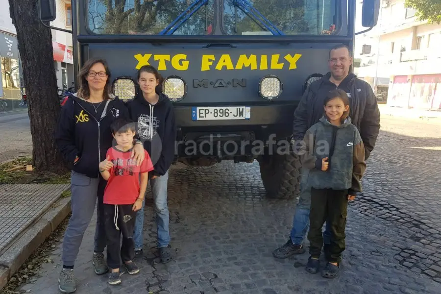Una familia francesa recorre Latinoamérica en un camión militar y terminó en Rafaela: “Este país es maravilloso”