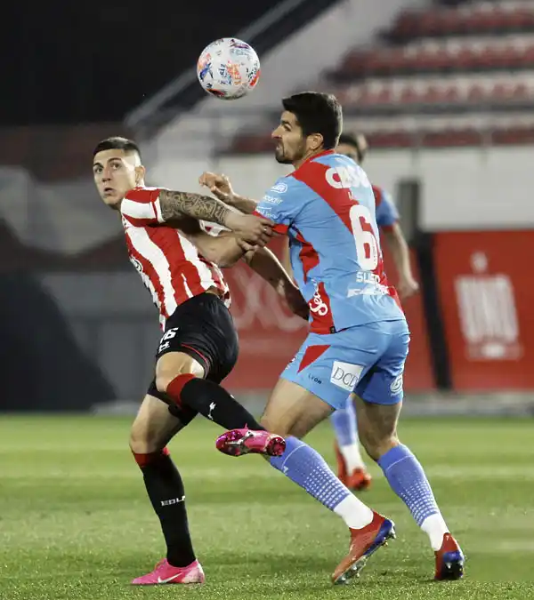 Apaolaza y Suso, en lucha por la pelota.