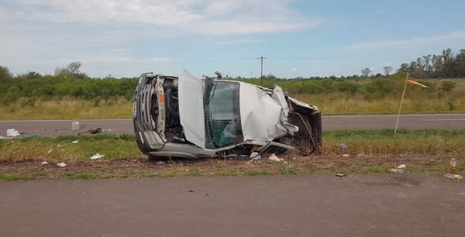 Un conductor fue hospitalizado tras protagonizar un impresionante vuelco en la Ruta 18