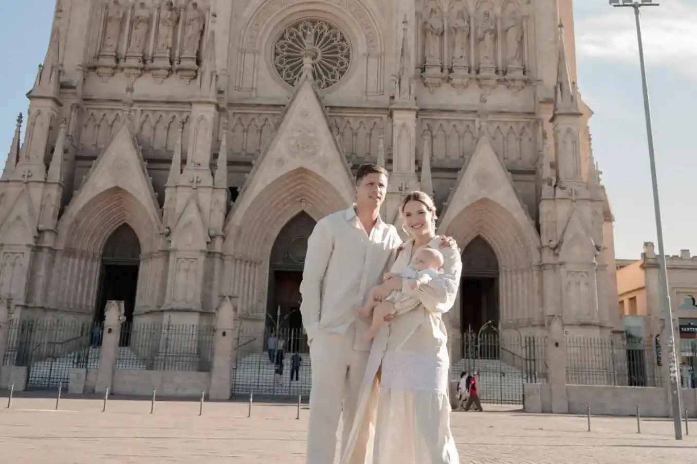 De fondo la Basílica de Luján.