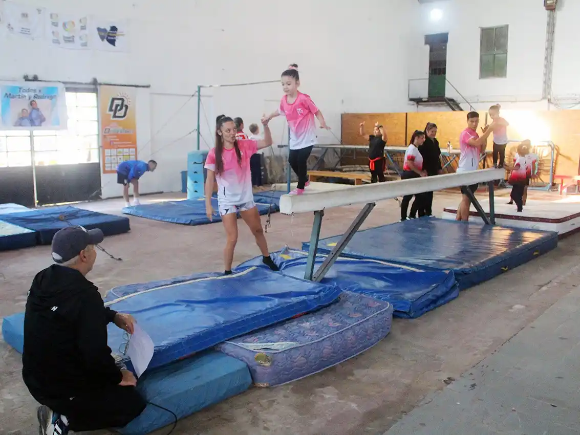 Encuentro de gimnasia artística a beneficio de Martín Reynoso en Gualeguay Central