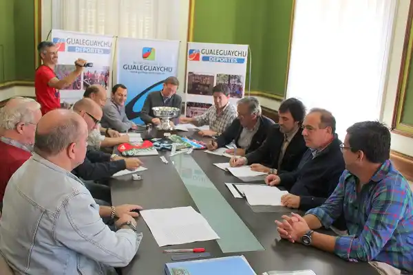 Bahillo firmó el convenio con los clubes por la Copa Ciudad