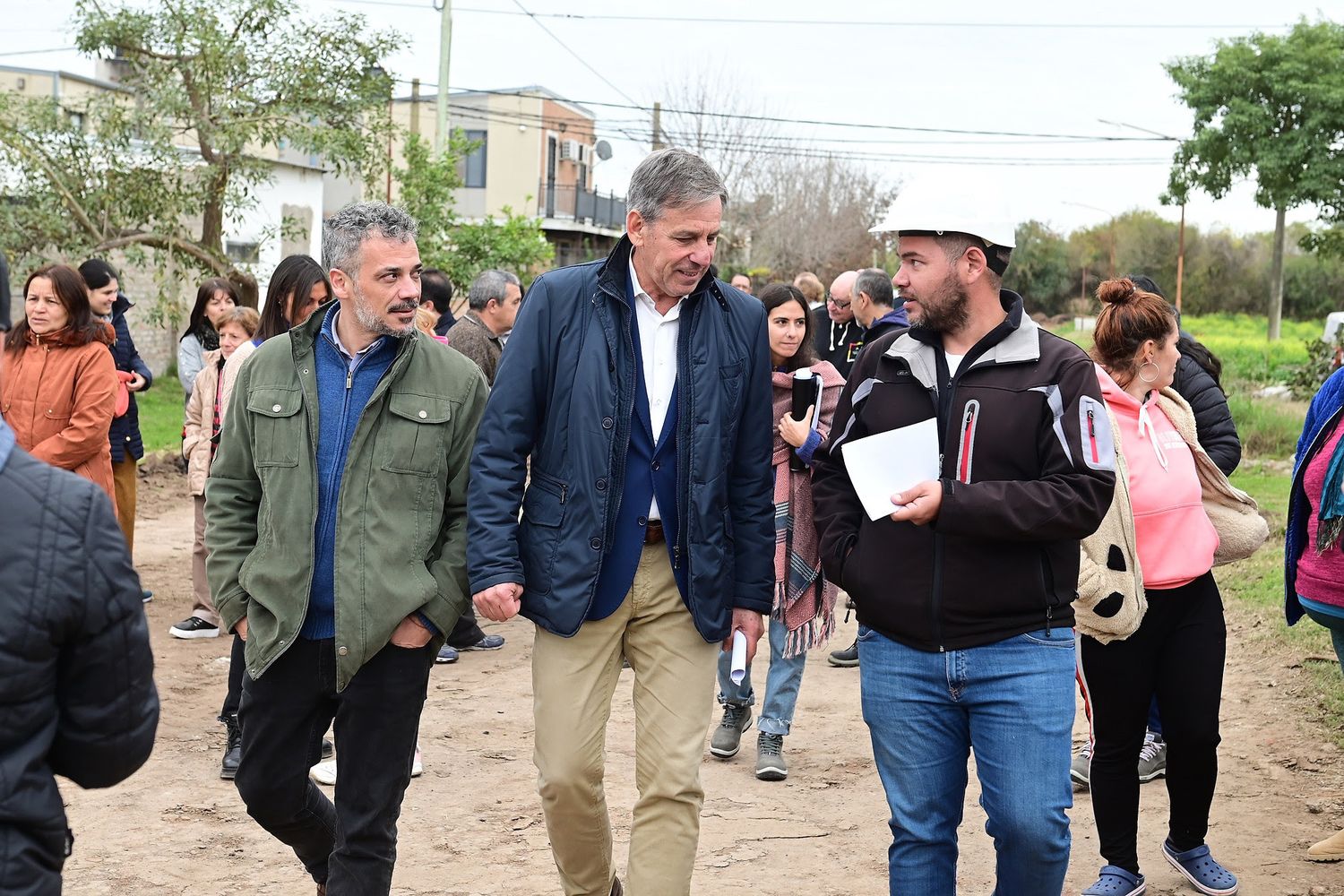 Avanzan los trabajos de asfalto, cloacas y luminarias en barrio 29 de Abril de la ciudad de Santa Fe