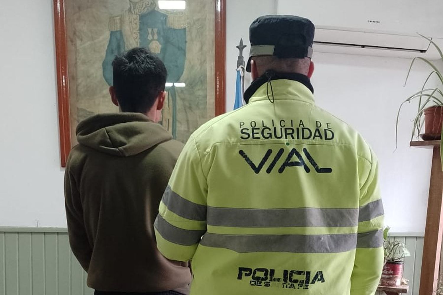 Detuvieron a un hombre que conducía con documentos dudosos