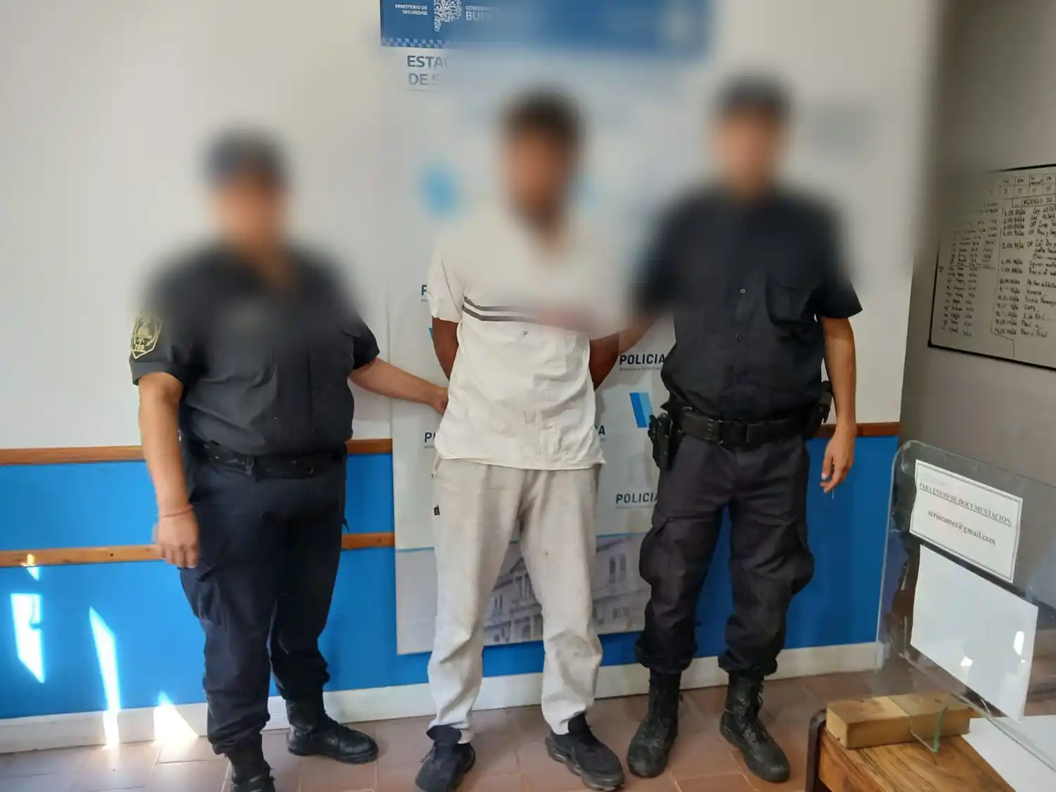 Ante la situación, los policías lo redujeron y lo trasladaron a la dependencia correspondiente.