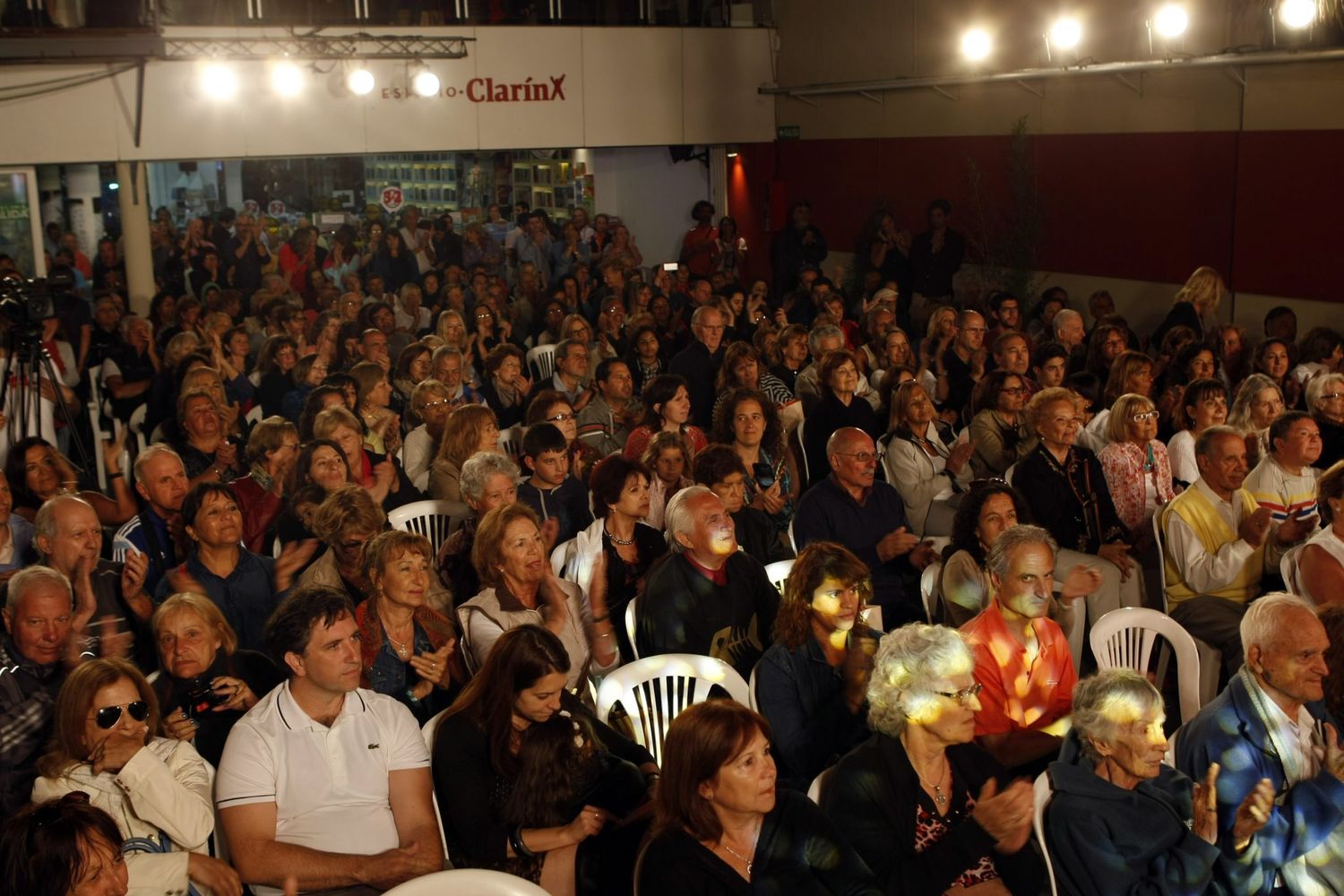Charlas y música en Espacio Clarín