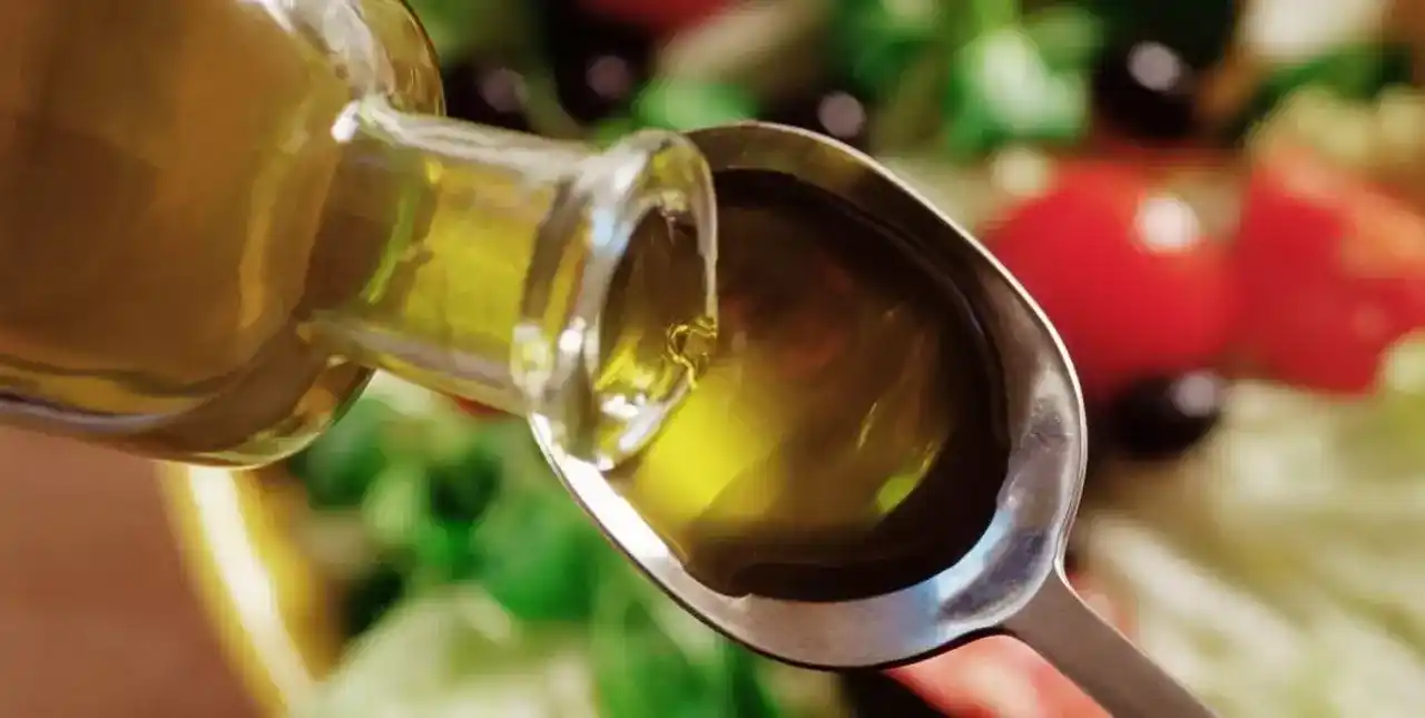 Prohiben la comercialización de un aceite de oliva y un pan dulce