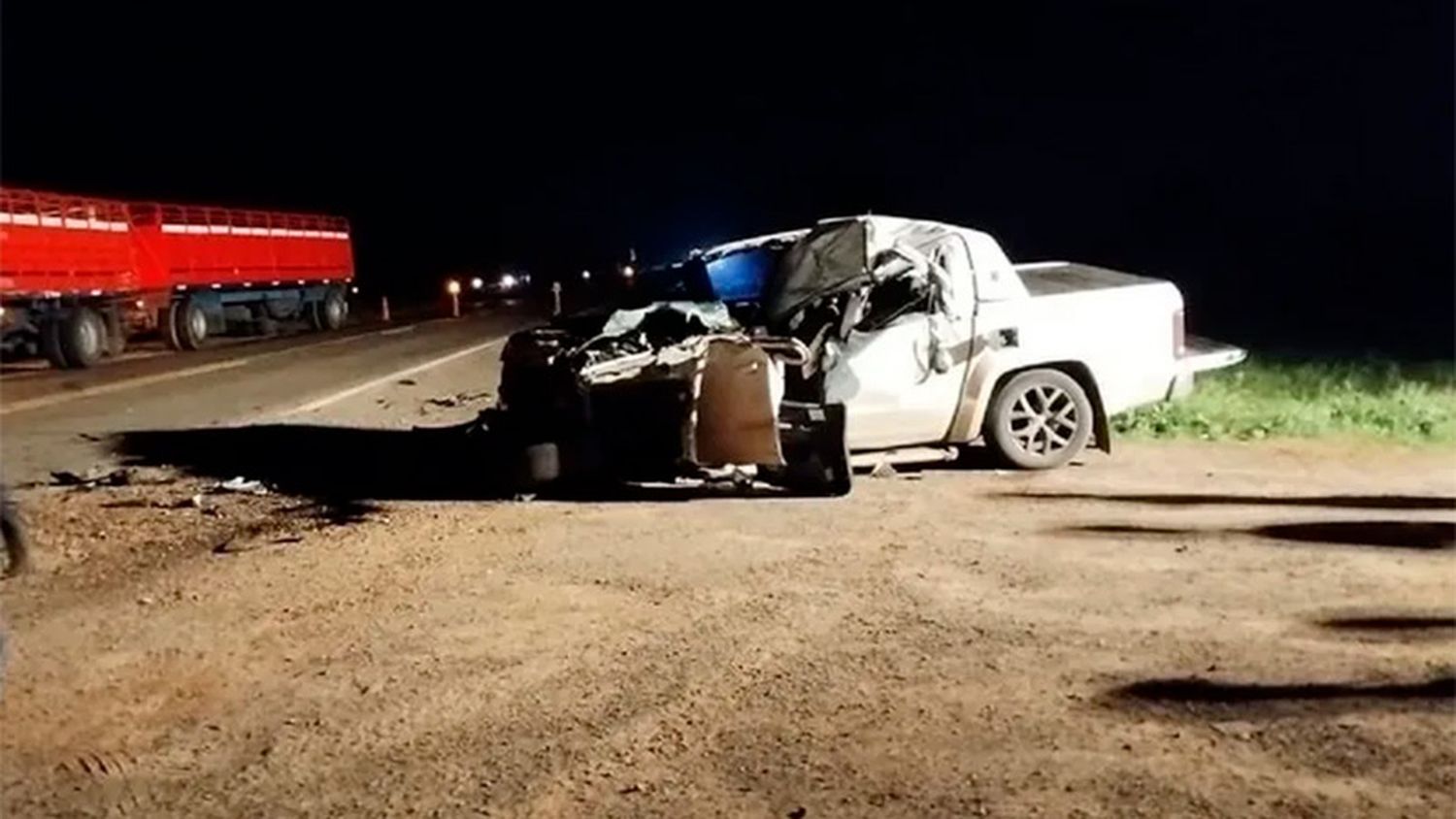Hospitalizaron a un conductor de camioneta que chocó con un camión cargado con pollos