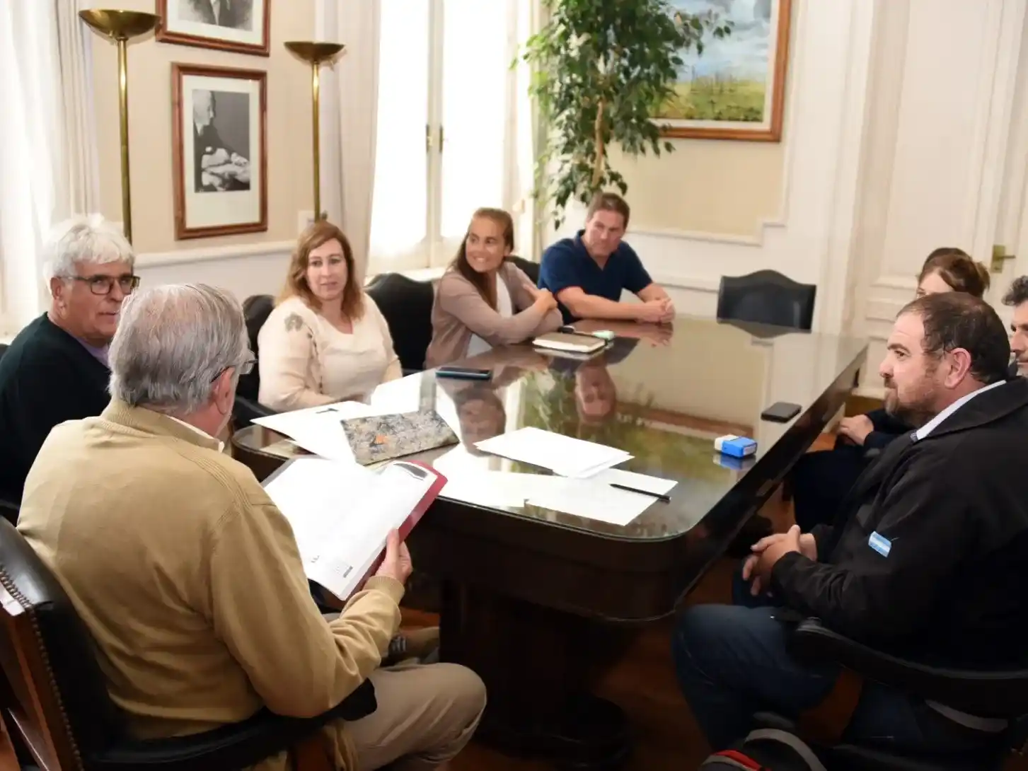 Del acto de firma también participaron integrantes de la Comisión Cooperadora y del Centro de Estudiantes, junto al responsable técnico de la obra, Roberto Garijo.
