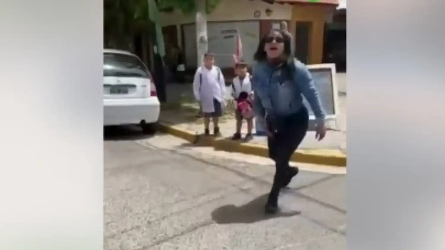 Impactante video en Santa Teresita: atacó a una inspectora de tránsito en la puerta de la escuela y delante de sus hijos