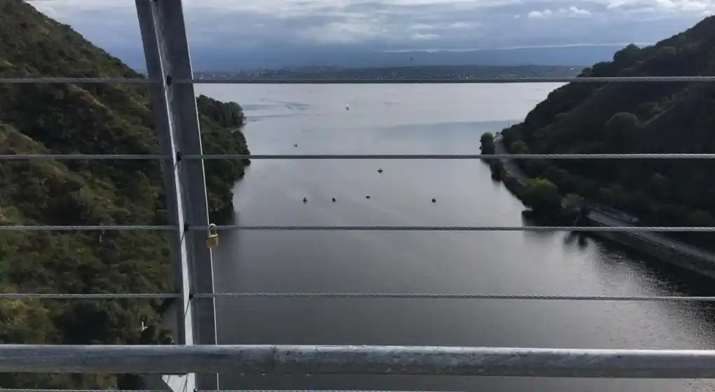 Lago San Roque: el nuevo puente recibe sus primeros “candados de amor”