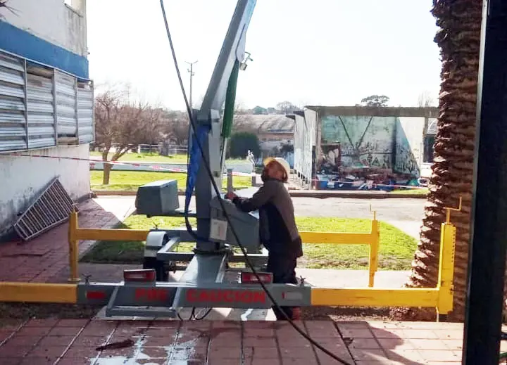 Hidrolavado en el exterior del edificio del Consejo Escolar