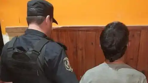 El principal agresor y su familiar fueron trasladados a sede policial, donde quedaron a disposición de la justicia para la prosecución de las actuaciones legales correspondientes.