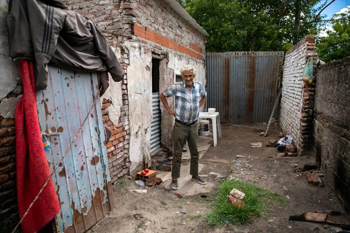 Piden materiales para refaccionar la vivienda de un hombre en situación de indigencia