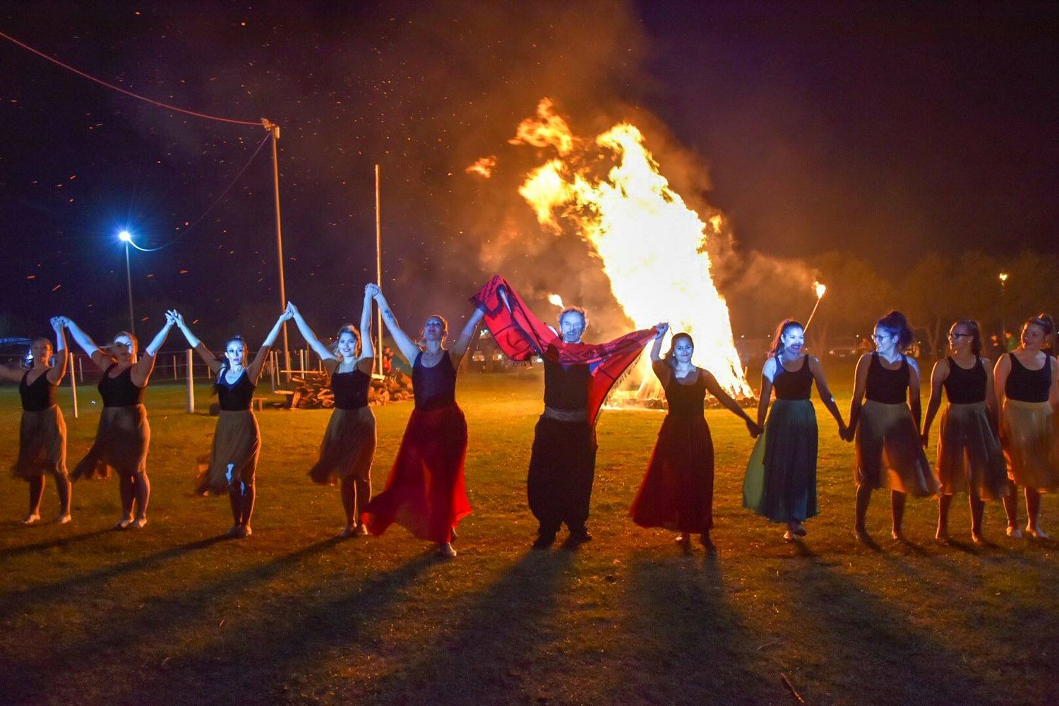 Con el gran fogón y peña, comienza la Fiesta de las Costumbres Argentinas