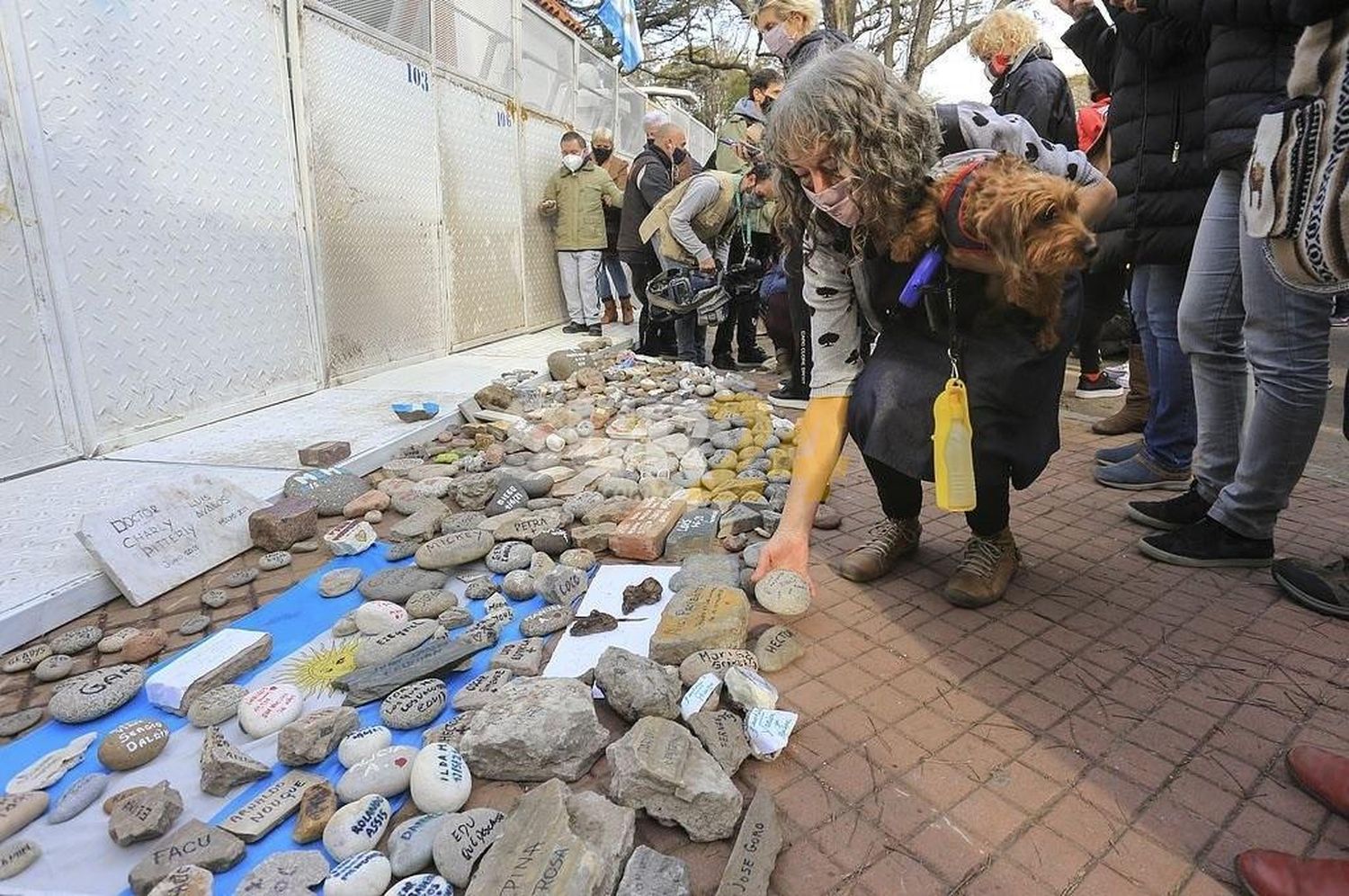 Marcha de las Piedras: homenaje a los fallecidos por Covid y repudio al Gobierno nacional