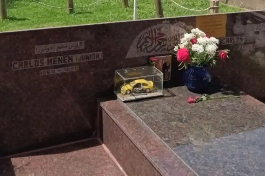 Profanaron las tumbas de Carlos Menem y su hijo en el Cementerio Islámico