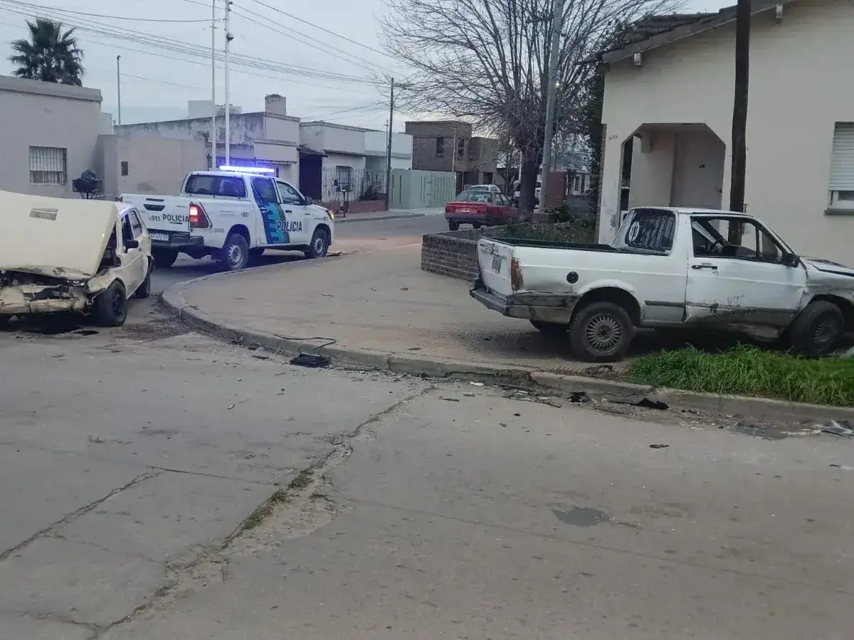 Como consecuencia del impacto, se produjeron importantes daños en la parte delantera del Fiat 147, mientras que la Volkswagen Saveiro también presentó deterioros en su sector frontal y terminó sobre la vereda, junto a una vivienda.