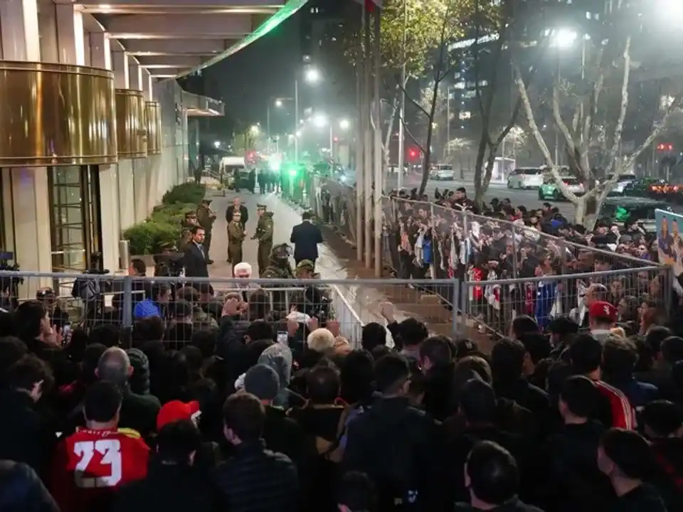 Tensiòn por fallas de seguridad en el arribo de la Albicelesta a Santiago de Chile.
