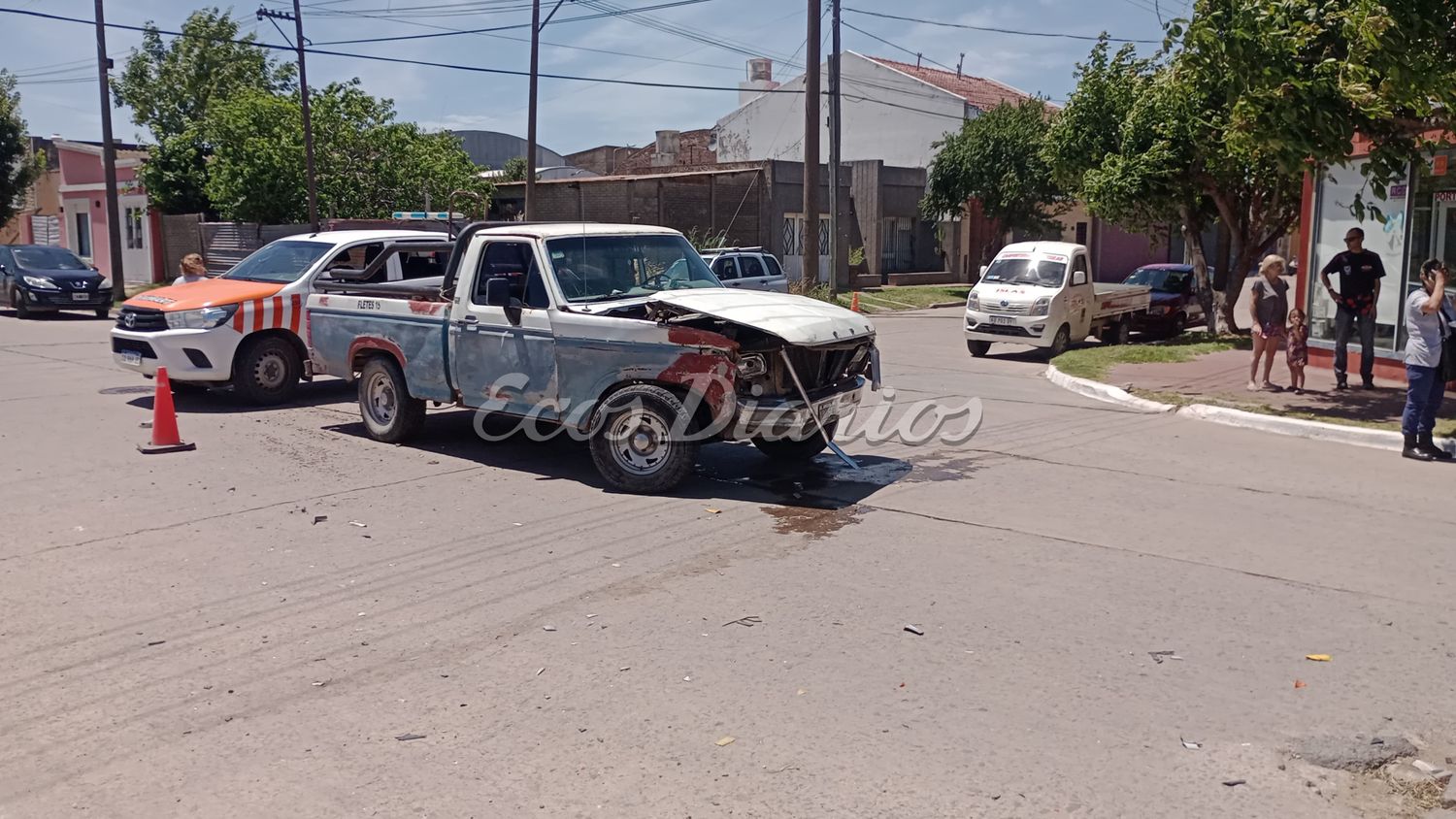 La Ford F100 quedó con serios daños en el frente
