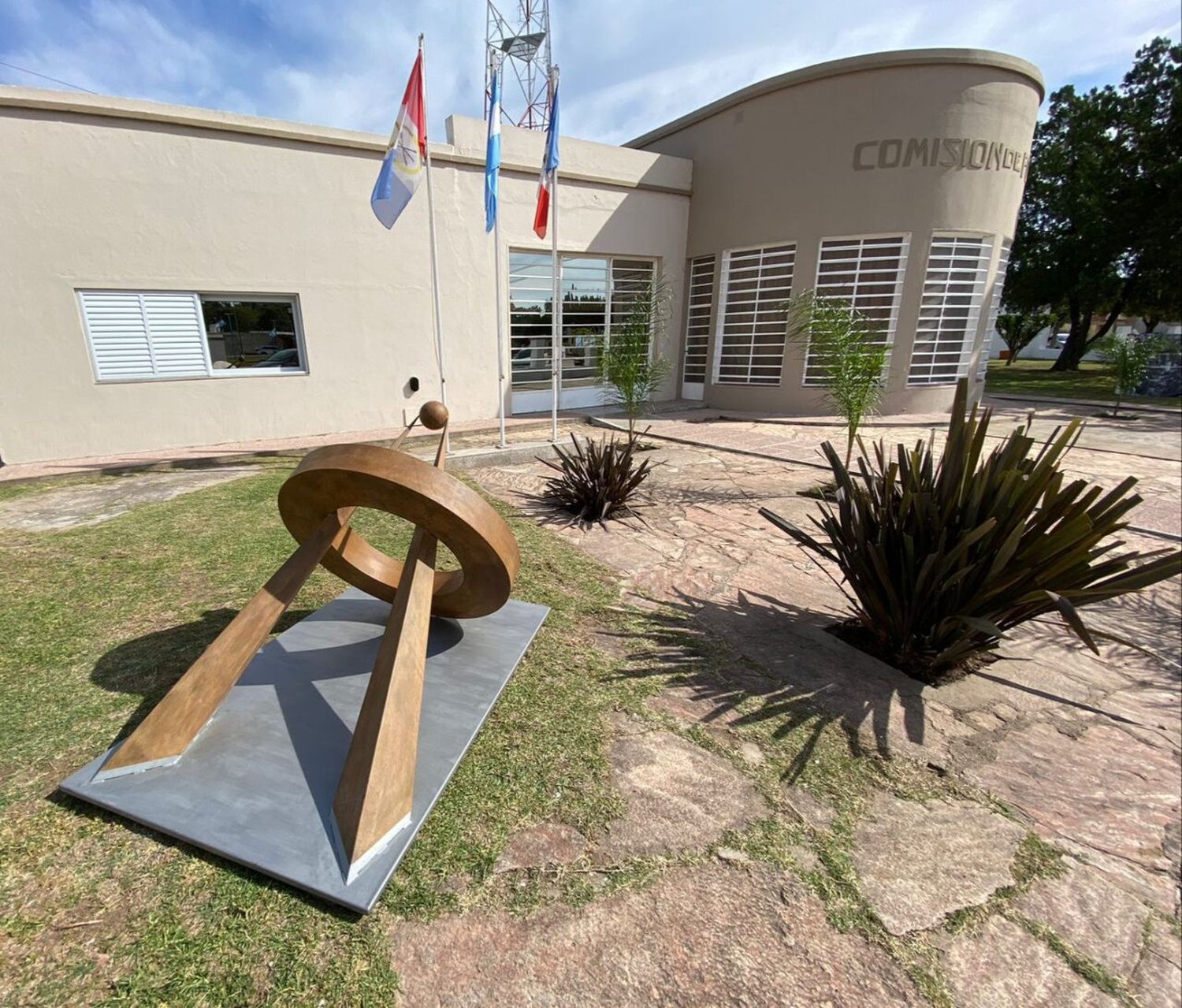 Por los 100 años: la artista Betiana Bradas donó una obra al pueblo de Chovet