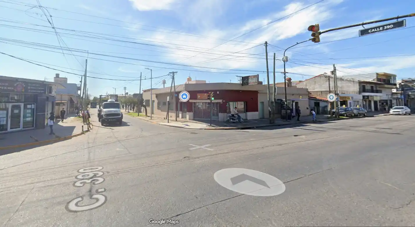 Intersección de Avenida 12 de Octubre y calle 390, en Quilmes Oeste, donde un motociclista murió tras impactar contra una soga colocada durante un corso barrial. Imagen: Google Maps.