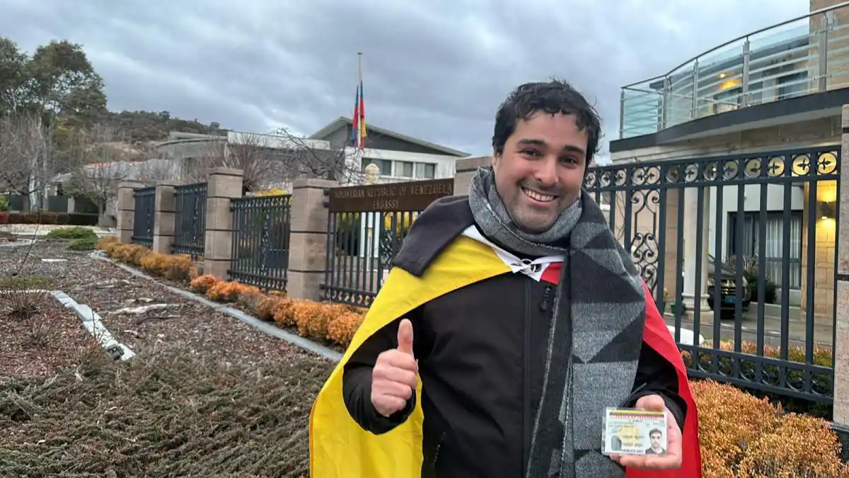 Venezolanos ya empezaron a votar en el mundo: este es el primer elector que ejerce su derecho